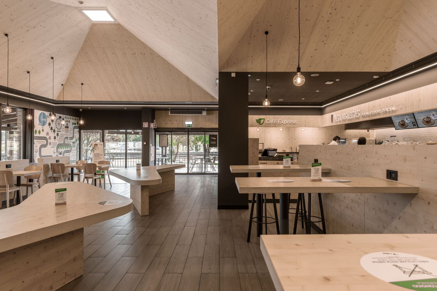 Thiết kế quán cafe từ vật liệu gỗ 
